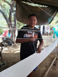 Tissage d'un hamac en Coton au Nicaragua sur un métier à tisser