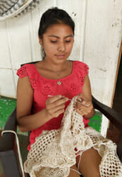 fabrication traditionnel des franges d'un hamac en coton au Nicaragua