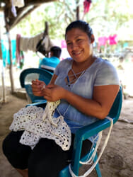 fabrication traditionnel des franges d'un hamac en coton au Nicaragua par Elisa, une tisserande