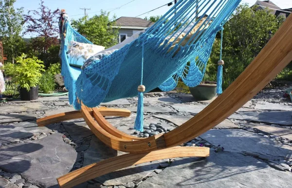 Support de hamac (bois) dans un jardin avec un hamac en coton fait main bleu clair