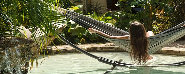 Sieste dans un hamac : Femme fait une sieste dans un hamac au bord d'une piscine