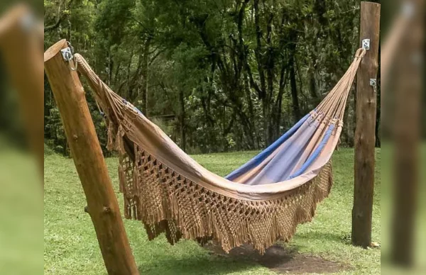 Hamac pour discuter Hamac colombien solidement fixé sur des poteaux en bois dans un jardin