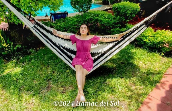 Hamac pour discuter fille se relaxant dans un hamac dans le jardin