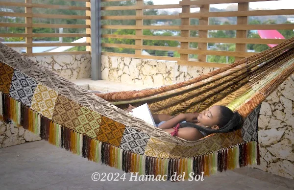 Sieste dans un hamac : fille dormant dans un hamac, ce qui permet d'améliorer la circulation sanguine 1