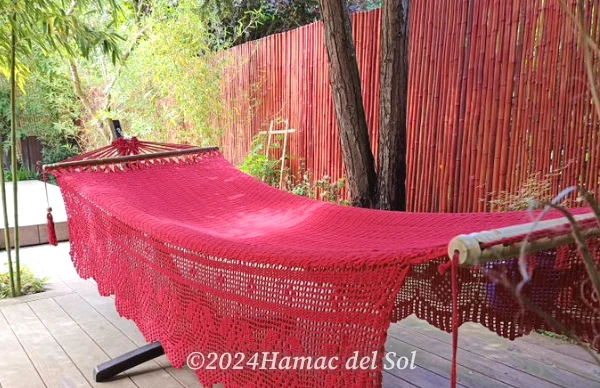 Le Marché du Hamac : hamac rouge dans un jardin assorti à la décoration