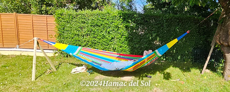 Le Marché du Hamac : photo d'un client du Hamac del Sol, profitant de son hamac mexicain dans le jardin de sa maison en été