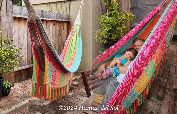 un père avec son fils dans un hamac colombien de première qualité